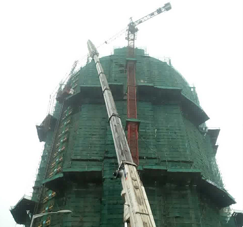 伊通吊车在工地上作业